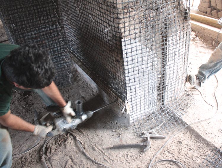 Muro de adobe reforzado con geomalla para construcción sostenible

