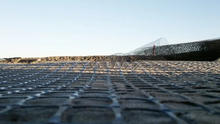 Geomalla biaxial coextruida instalada para refuerzo de suelo en construcción de carretera