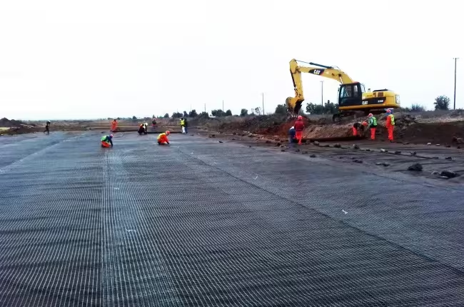 Geomalla biaxial coextruida instalada para refuerzo de suelo en construcción de carretera
