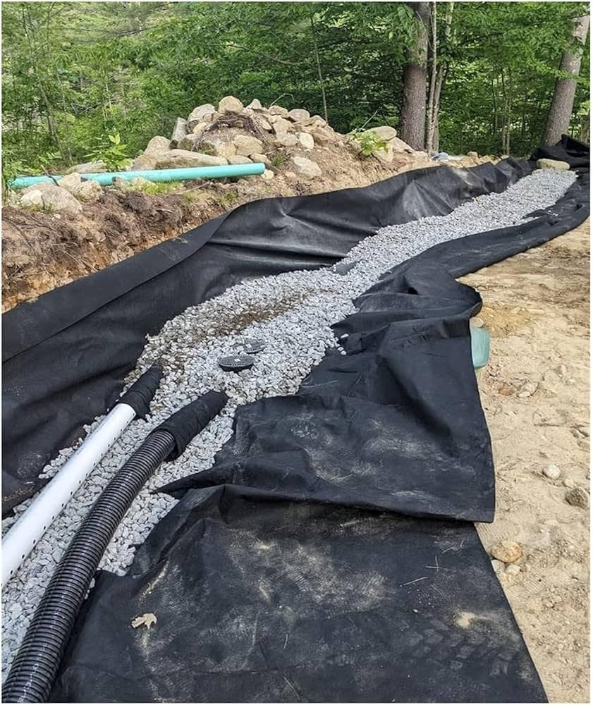 Instalación de malla geotextil para drenaje en taludes