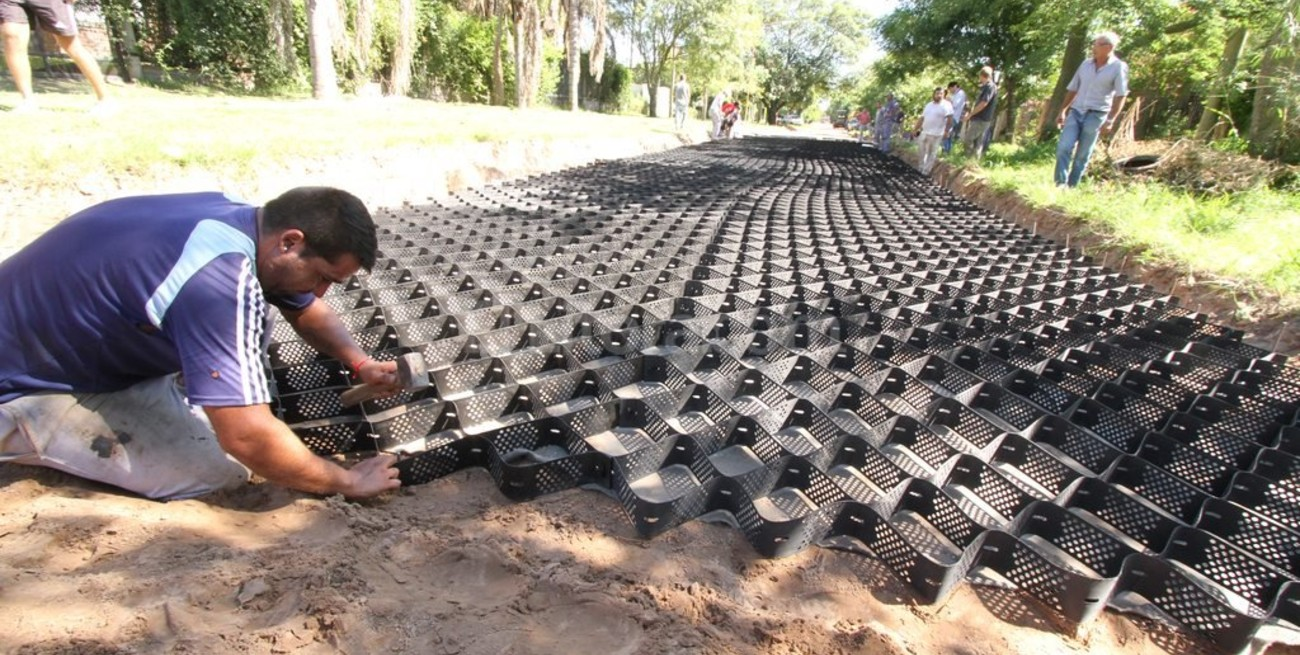 Instalación de geoceldas para grava para estabilización de calles y control de erosión
