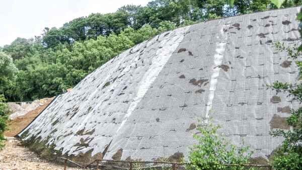 Talud reforzado con geomalla y geotextil de geosintético para estabilización