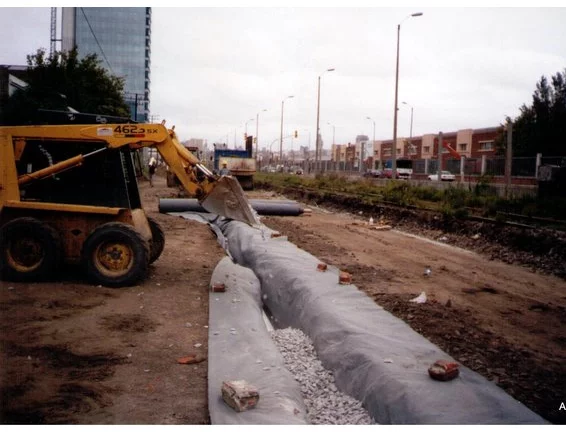 malla geotextil drenaje utilizada en sistema de drenaje de suelo en proyecto de ingeniería civil