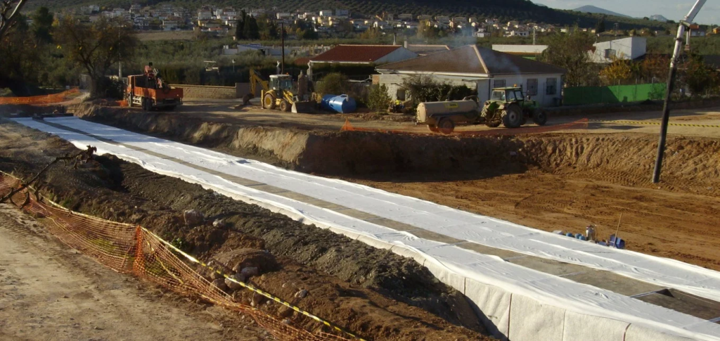 Geosintéticos para estabilización de suelos utilizados en la construcción de carreteras y refuerzo de subrasantes.