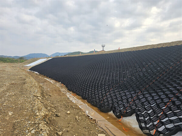 geoceldas para taludes en control de erosión en talud vegetalizado