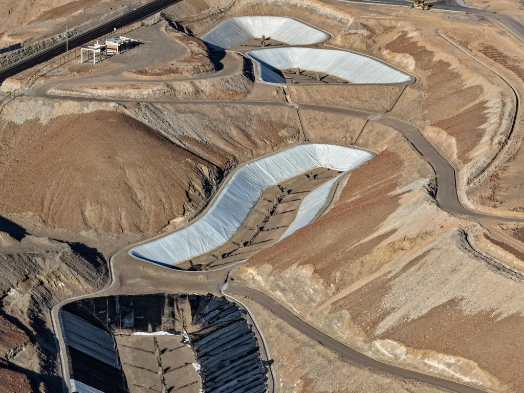 Sistema de drenaje de vertedero con geocompuesto Beneficios de Geonet