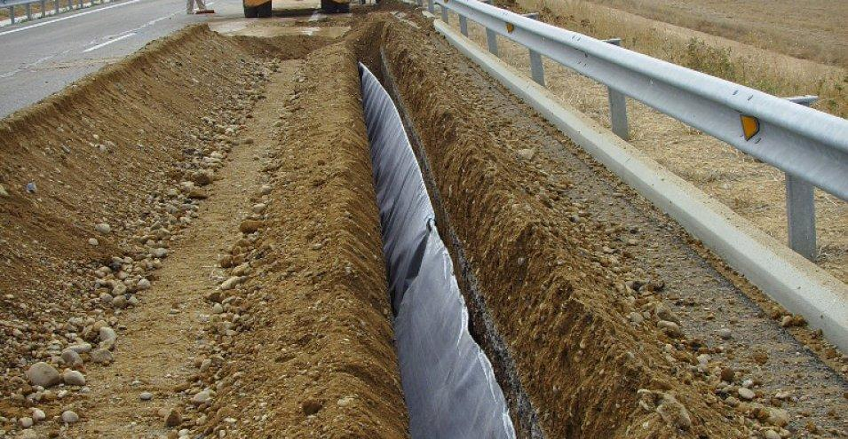 Aplicación de georred con geotextil en el drenaje de muros de contención mediante una georred de HDPE y un geotextil filtrante.
