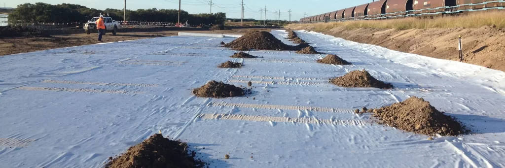 Geocompuesto MacDrain GL con geonet tridimensional y geotextil filtrante para sistemas de drenaje