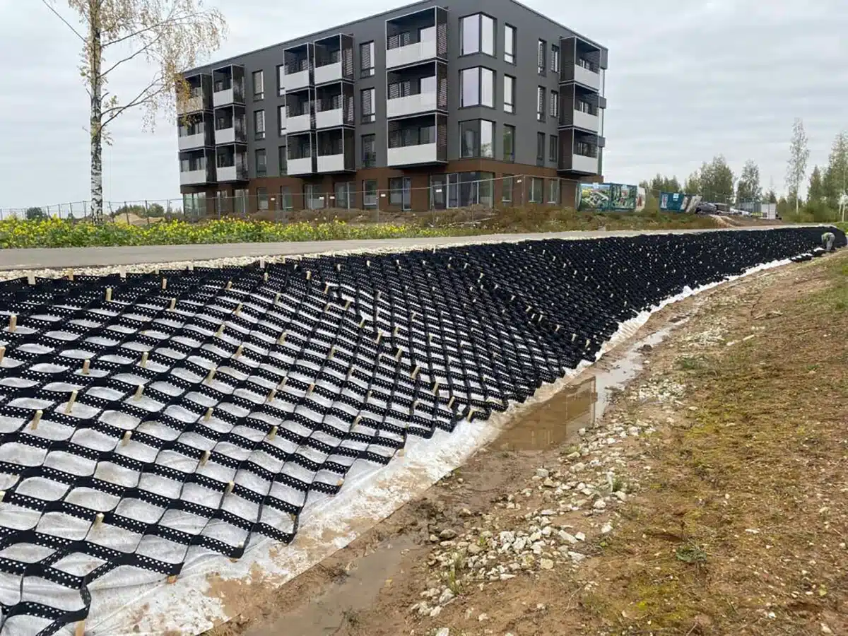 geosintéticos : Aplicaciones en arquitectura y medio ambiente Aplicaciones de geosintéticos en proyectos de infraestructura para refuerzo del suelo, drenaje e impermeabilización