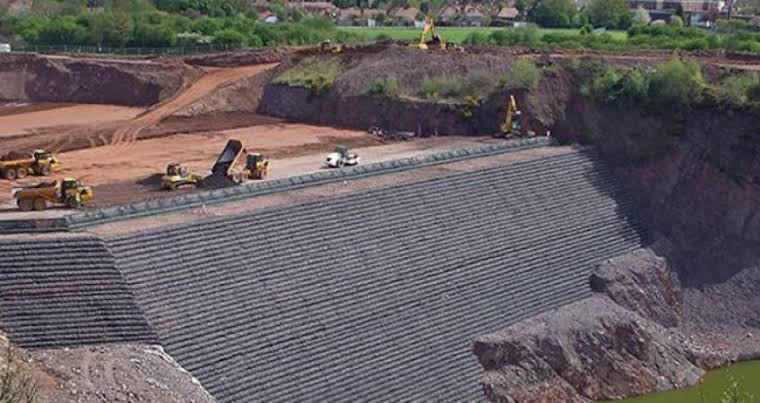 geocompuesto solapado en sistema geosintético de refuerzo