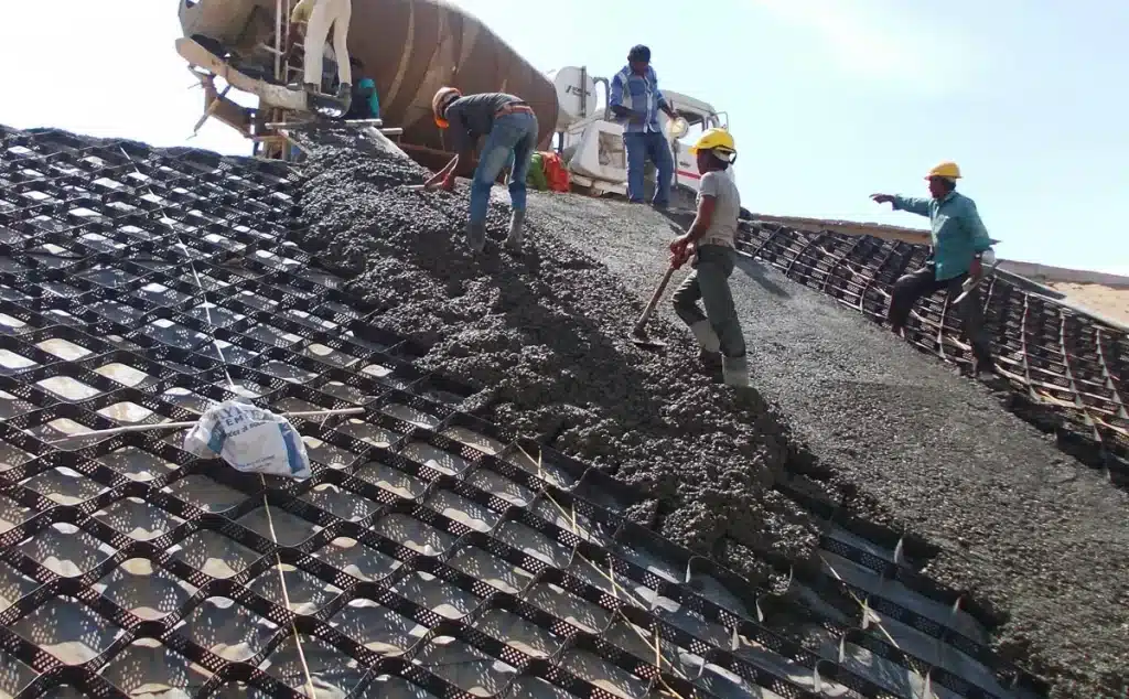geocelda estabilizadora instalada en proyecto de estabilización de suelo para carretera rural