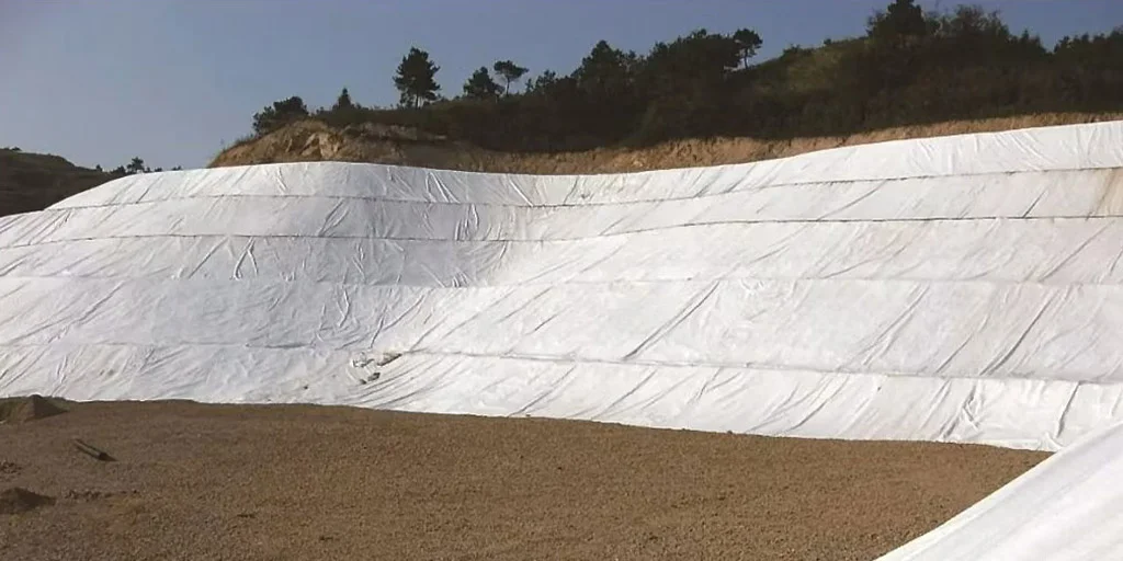 geotextil de poliéster utilizado en manta geocompuesta para drenaje y refuerzo del suelo