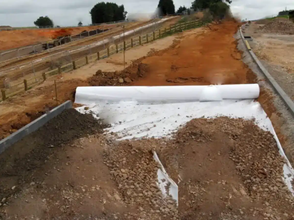 Geoceldas para taludes con grava para estabilización y control de erosión vial.