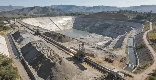 Ingeniería minera utilizando material de geored para drenaje y estabilidad del terreno