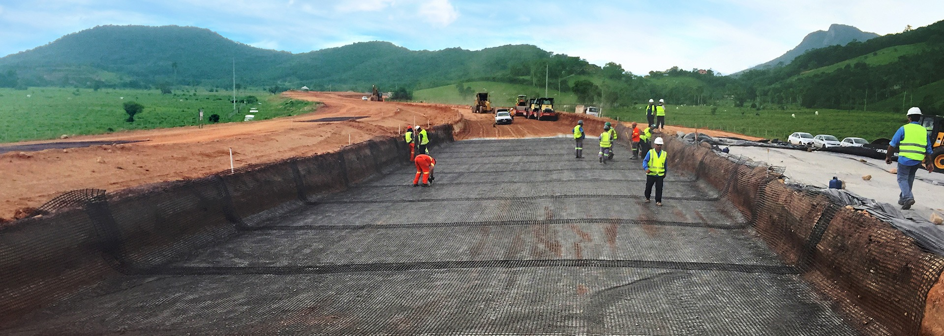 Geotextil tejido y no tejido para separación de subrasante de carreteras y refuerzo de suelos en proyectos de ingeniería civil.