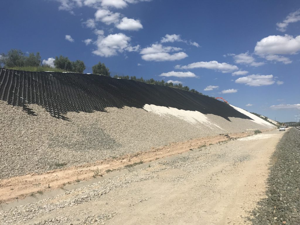 Geotextil para control de erosión instalado en taludes para estabilizar el suelo y reducir la pérdida de terreno