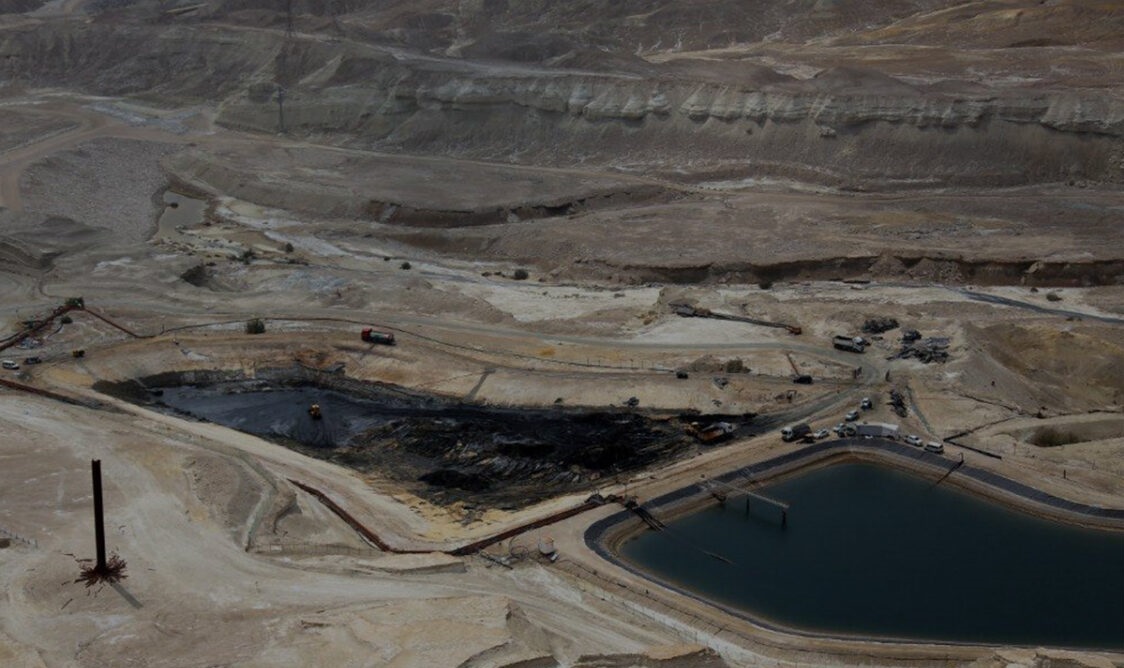 fuga en la geomembrana del embalse en sistema industrial de almacenamiento de agua