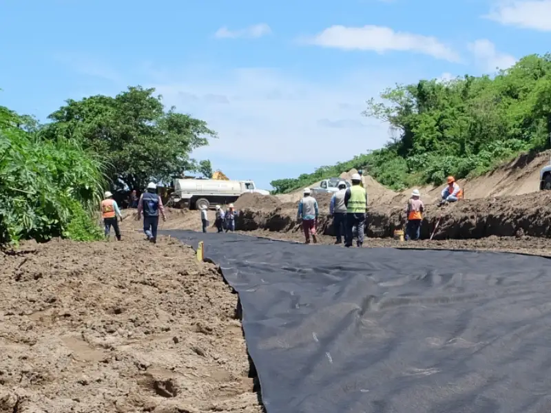 Lamina geotextil instalada en proyecto de construcción de carreteras para estabilización del suelo y refuerzo del pavimento