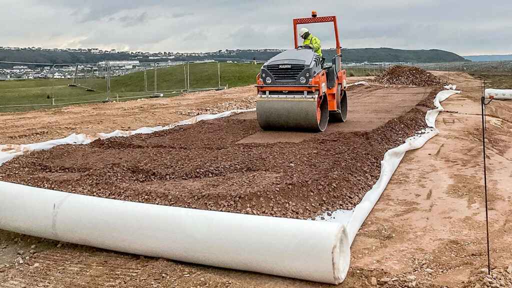 Sistema de drenaje con geocompuesto solapado en construcción de carreteras y ferrocarriles para refuerzo del suelo y control hidráulico