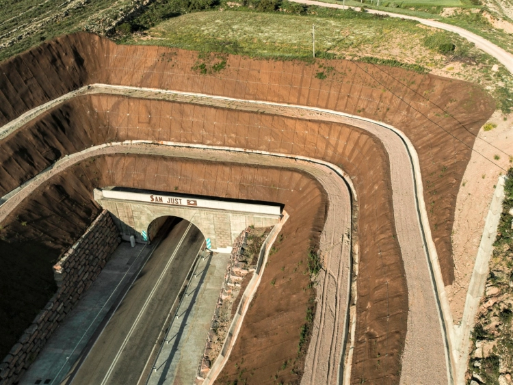 Aplicación de geomallas para taludes en un proyecto de relleno sanitario para reforzar la estabilidad del terreno.