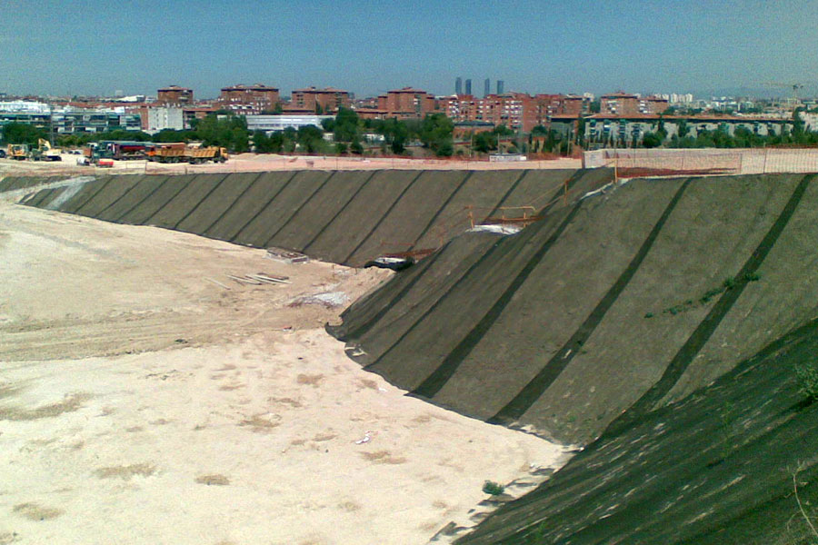 Tipos de geosintéticos aplicados en construcción para estabilización de suelos, drenaje, refuerzo e impermeabilización