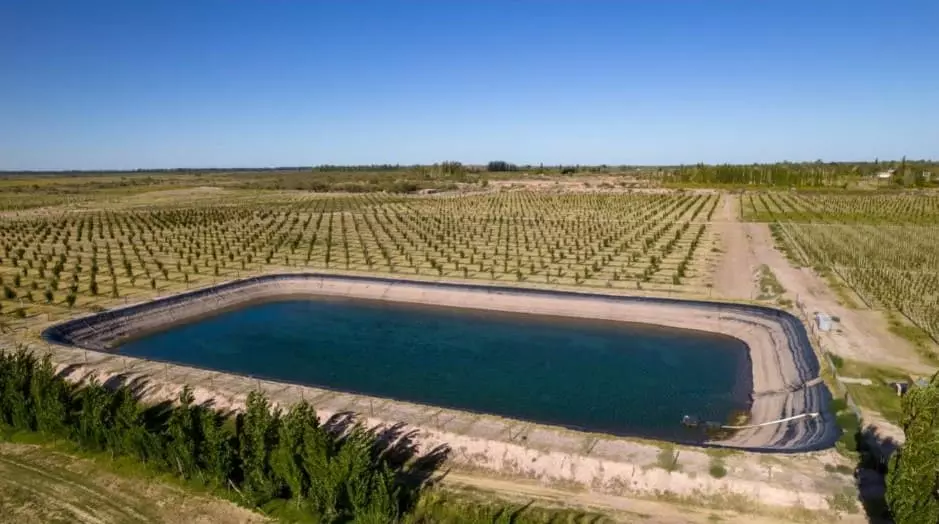 precio de geomembrana por m2 en proyecto de irrigación y almacenamiento de agua con geomembrana HDPE