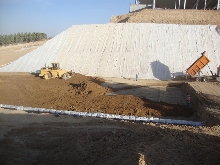 Aplicación de geomalla biaxial en proyecto de muro de suelo reforzado para infraestructura vial