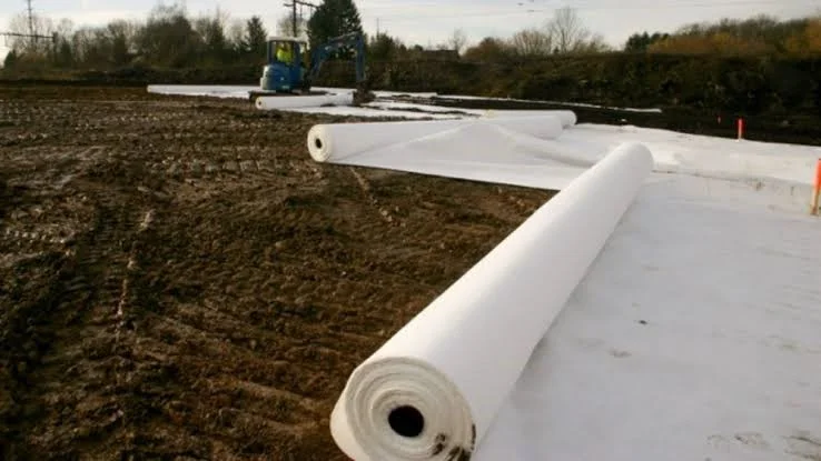 Geotextil para filtro instalado en proyecto de relleno sanitario para control de lixiviados y drenaje