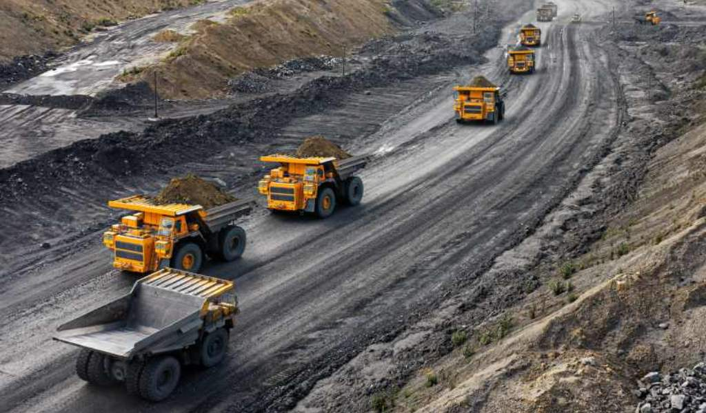Solución geosintética de refuerzo utilizada en caminos y plataformas mineras para soportar cargas pesadas