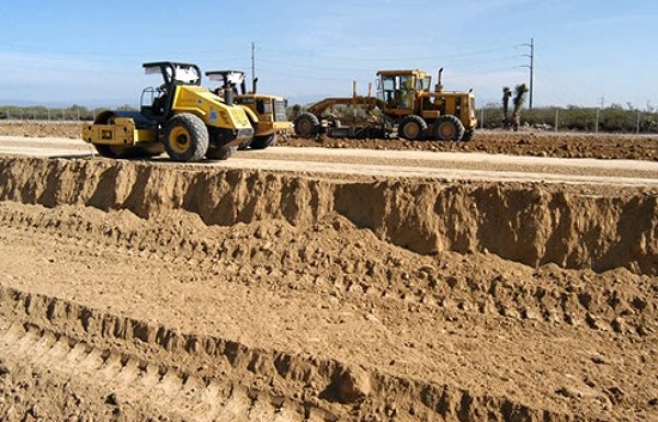 Construcción de carretera utilizando estabilizacion de suelos con geosinteticos para mejorar la capacidad portante del terreno.