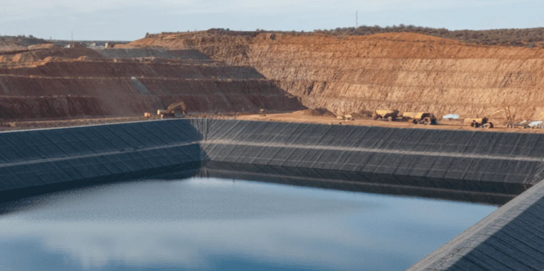 fuga en la geomembrana del embalse en proyecto de almacenamiento de agua para minería