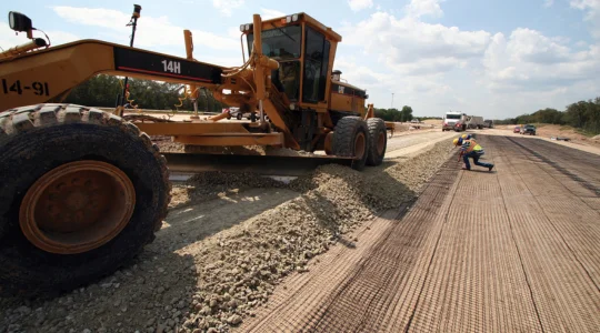 Geomalla triaxial utilizada en carretera de mina para reforzar la base del terreno
