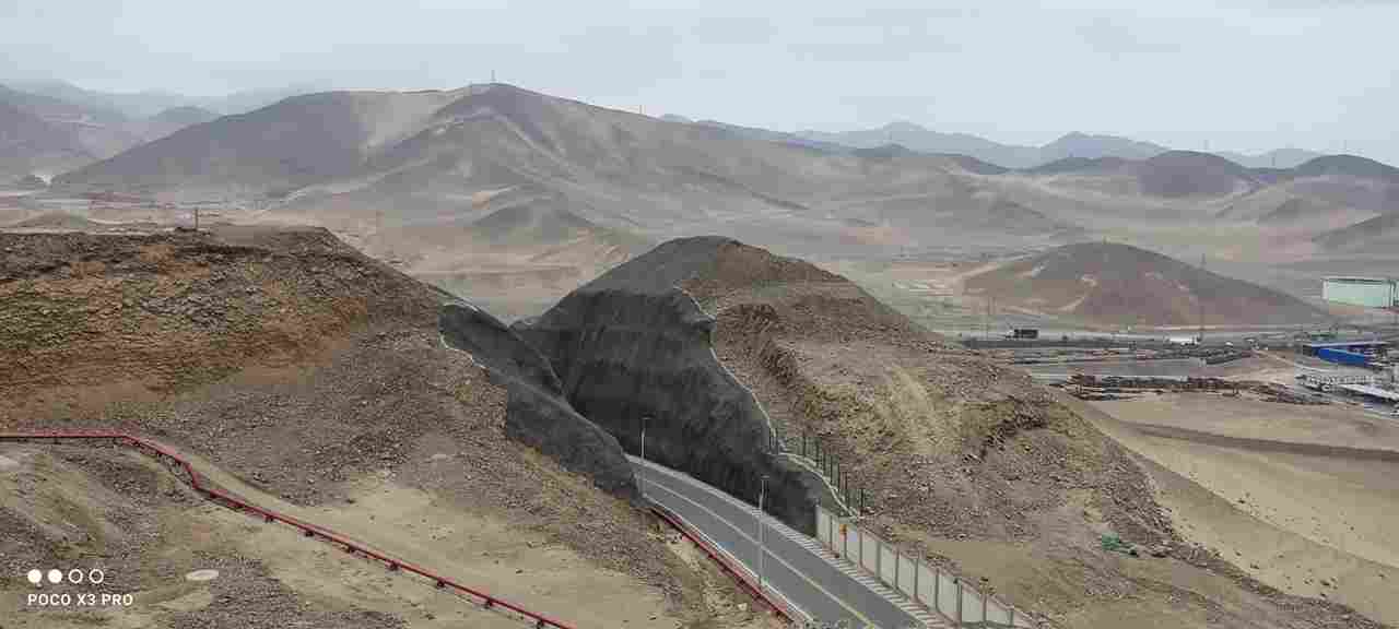 Geomalla triaxial instalada en proyecto de construcción de autopista para estabilización del terreno