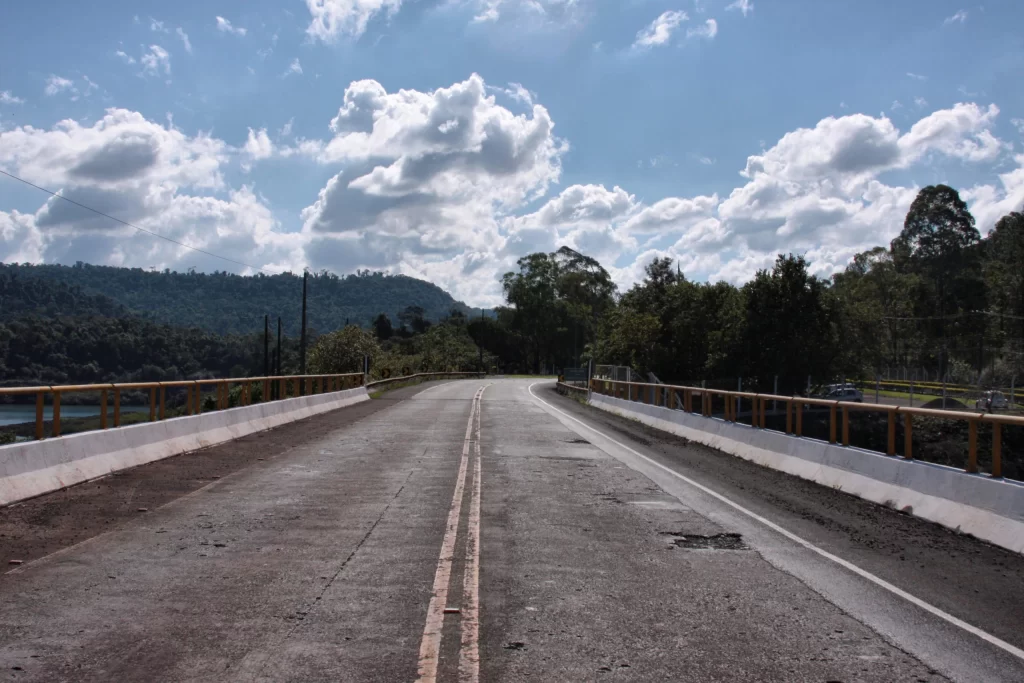 Instalación de geomallas para refuerzo de cimentaciones dentro de una capa granular compactada bajo zapatas de concreto sobre suelos de baja capacidad portante.