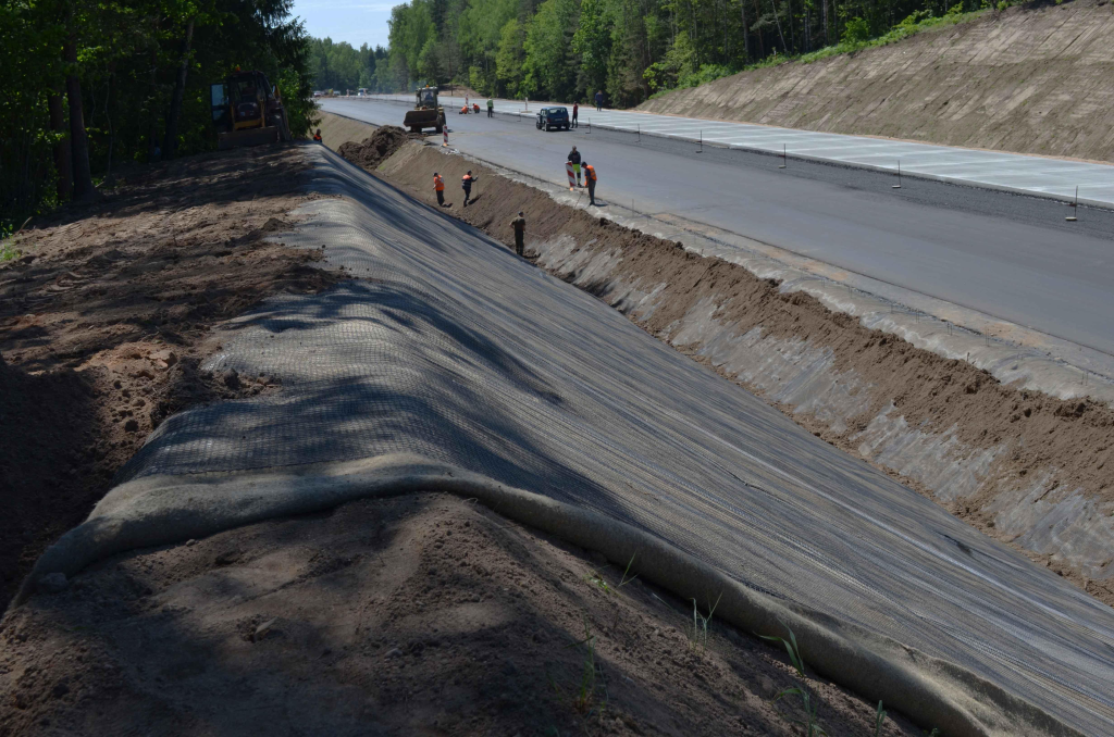 malla geotextil antihierbas utilizada en construcción de carreteras para estabilización de base granular y control de malezas