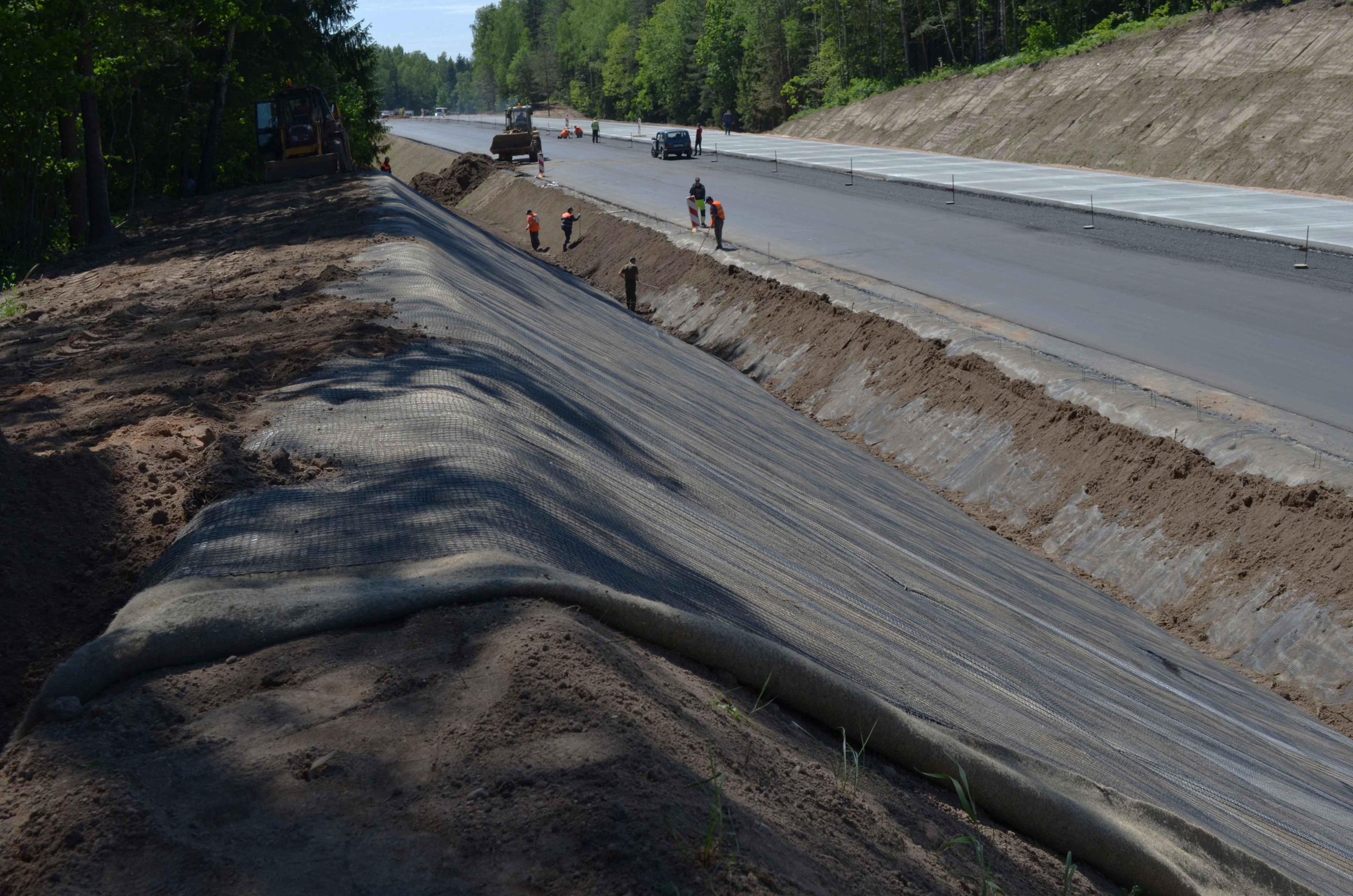 sistema de drenaje y control de erosión con geosintéticos en talud vial