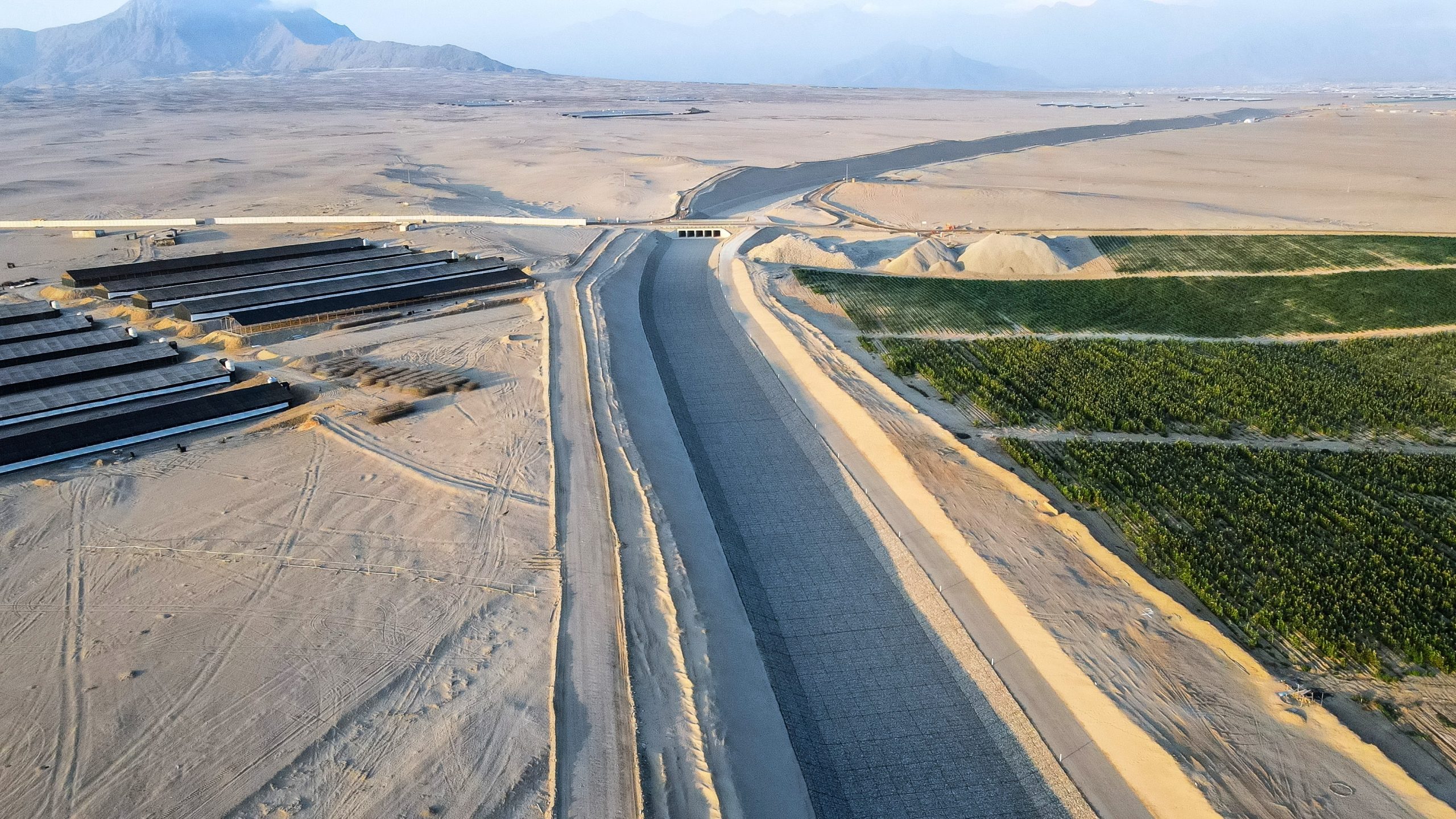 Sistema de geocompuesto y geotextil utilizado en un proyecto minero para drenaje y protección de infraestructuras.