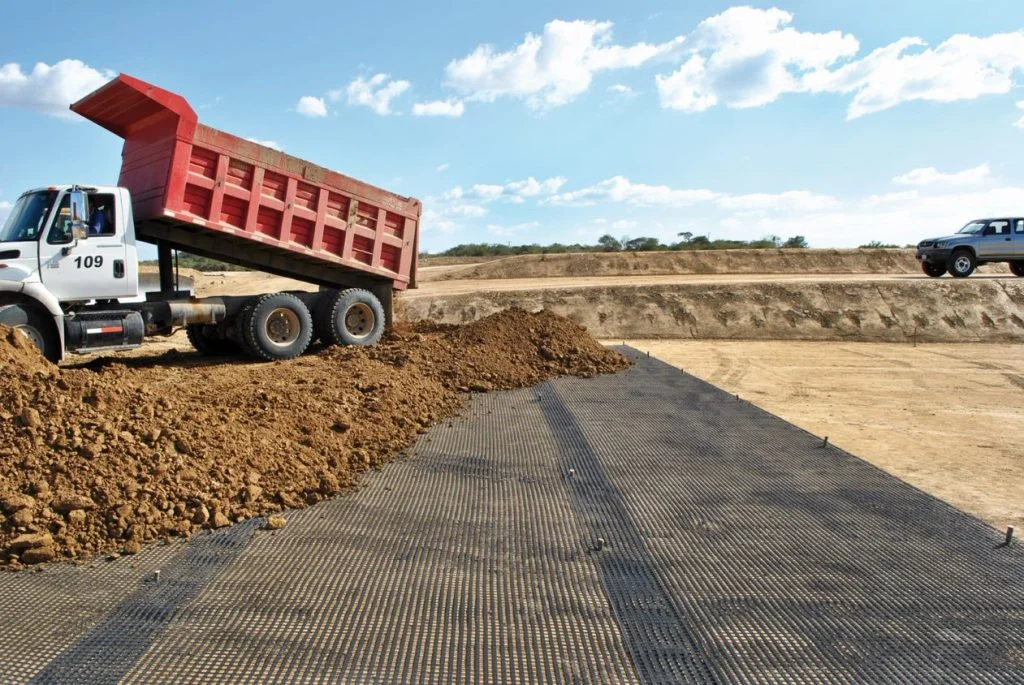 productos geosinteticos instalados en proyecto de construcción de carreteras para refuerzo del suelo