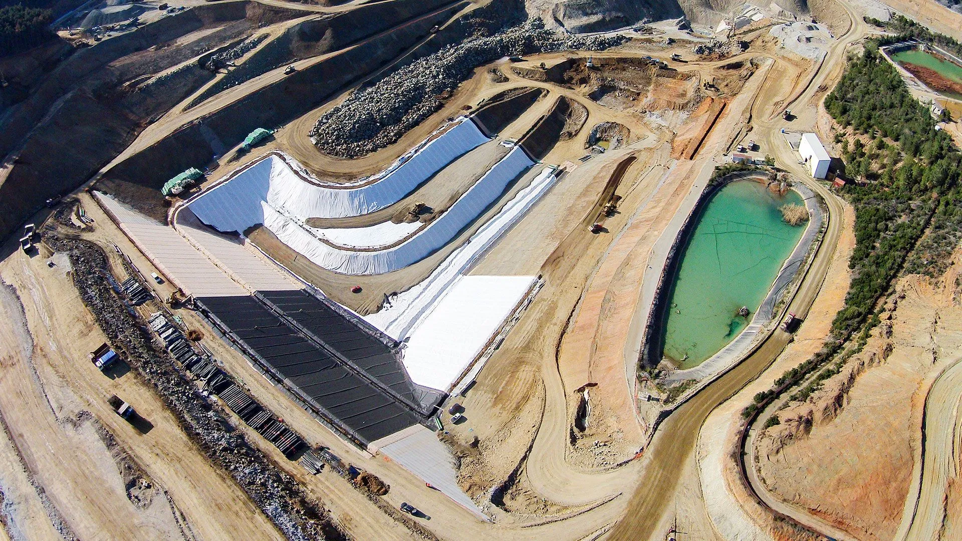 Sistema de drenaje minero con georred geotécnica para una gestión eficiente del agua.