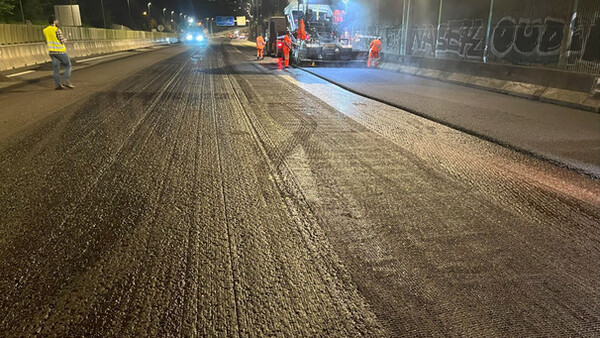 geocompuesto de pavimentación durante instalación de nueva carpeta asfáltica en autopista