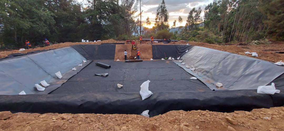 geomembranas y geosinteticos en reservorio de agua con geomembrana HDPE PEAD