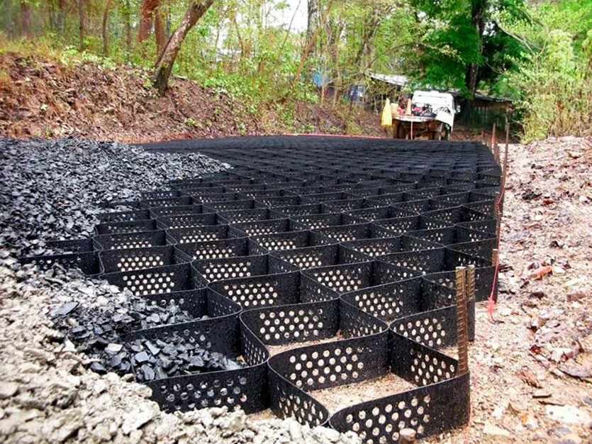 geocelda grava instalada en proyecto de estacionamiento para estabilización de superficie
