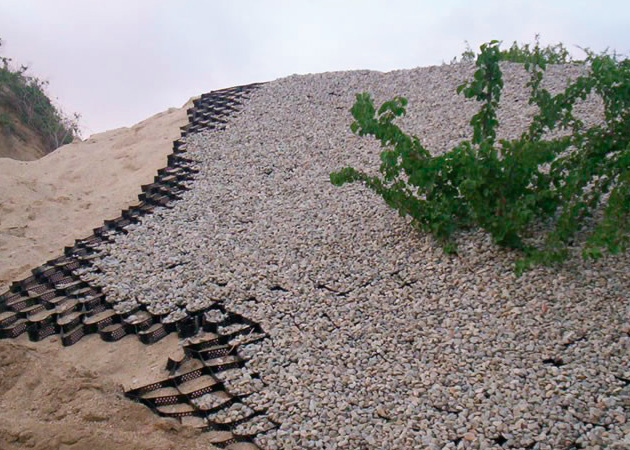 Geocelda estabilizador de gravilla para control de erosión en taludes y protección de suelos.