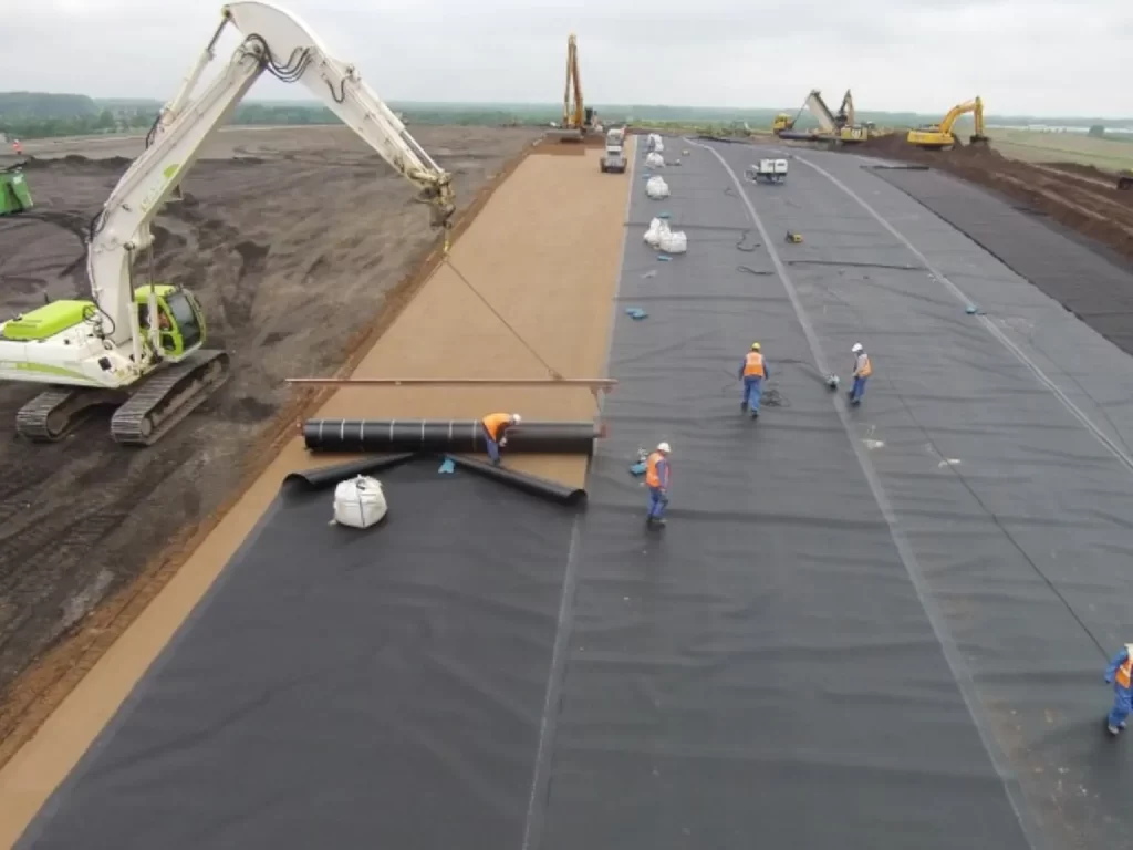 Geomembrana HDPE instalada en un relleno sanitario para impermeabilización del terreno y control de lixiviados, relacionada con que es geomembrana.