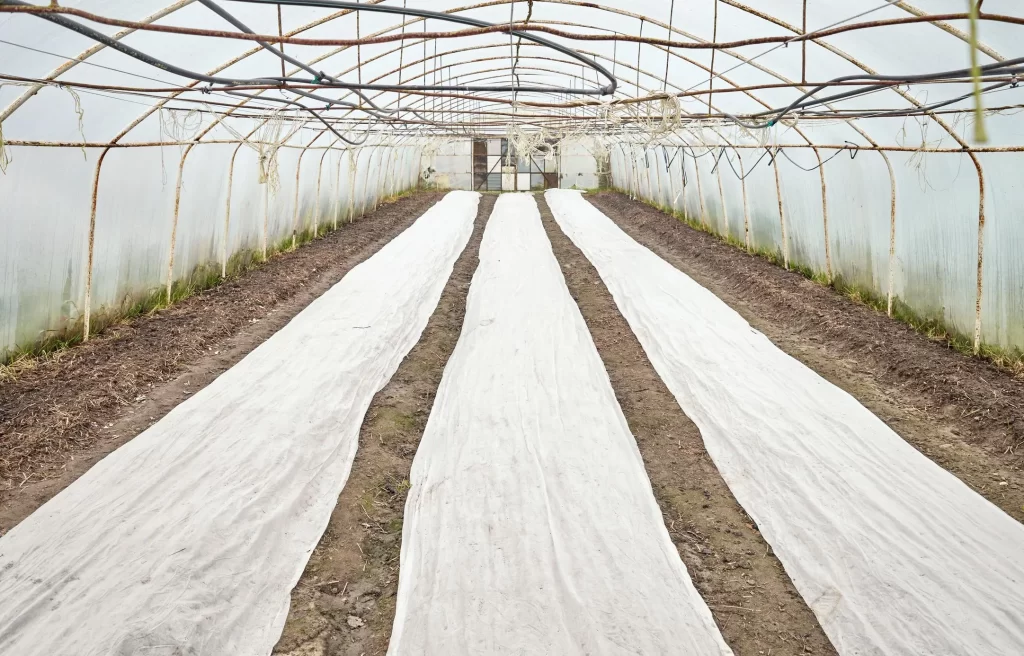 Manta geotextil para techos used in agricultural structures for protective separation and drainage applications